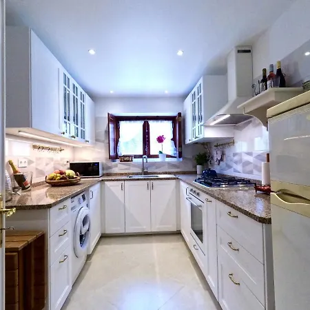 Yucca House Carcavelos (Lisbon)